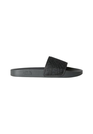 Sandalia tipo slide negra con plantilla texturizada y tira de marca que muestra el logotipo repetido de "The North Face" en gris oscuro.
