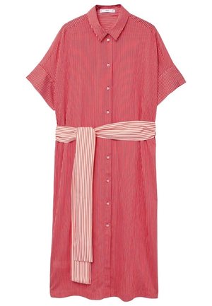 Robe chemise à manches courtes à rayures verticales rouges et blanches, avec col, boutons devant, et ceinture à rayures contrastantes à la taille.