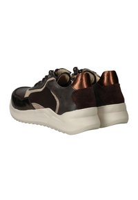 Donkerbruin leren sneakers met textuuraccenten, beige overlays en een glanzende bronzen hak. Witte zool met een geribbeld patroon.
