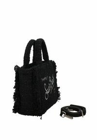 Sort flettet håndtaske med frynsete kanter og to korte håndtag. Har hvidt broderet tekst på forsiden. Inkluderer en aftagelig sort rem.