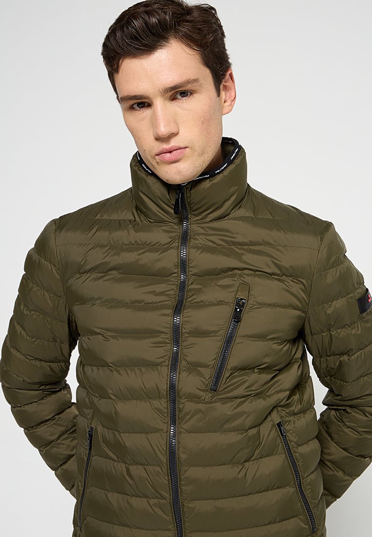 Olijfgroen gewatteerde jas met hoge kraag, ritssluiting aan de voorkant, ritsborstzak en textuur ontwerp met baffels. Voorzien van zwarte accenten.