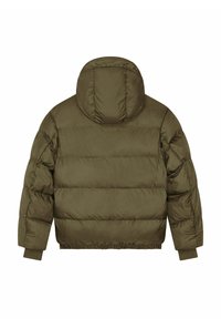 Doudoune vert olive avec capuche ajustée, motif matelassé, poignets et ourlet élastiqués ; texture lisse, longueur courte et détails minimalistes.