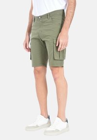 Pantaloni cargo verde oliva realizzati in tessuto leggero, con due grandi tasche laterali, patta con zip e design a gamba dritta.