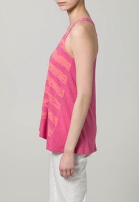 Różowy bezrękawnik z teksturowanym gradientowym wzorem, o luźnym kroju i miękkim materiale. Widoczne detale bocznych szwów.