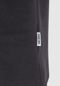 Smilodox OSKAR - Jednoduché tričko - schwarz