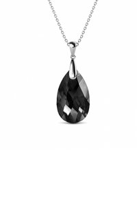 Pendentif en forme de goutte noire avec surface facettée suspendu à une bélière en argent poli, relié à une chaîne en argent au design à maillons.