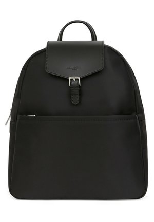 Sac à dos en nylon noir avec une texture lisse, une fermeture à rabat et une poche zippée à l'avant. Équipé d'une poignée sur le dessus et d'un design épuré.