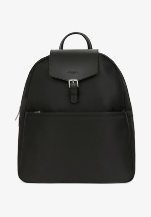 Schwarzer Nylon-Rucksack mit glatter Textur, einem Klappenverschluss und einer vorderen Reißverschlusstasche. Verfügt über einen oberen Griff und ein elegantes Design.