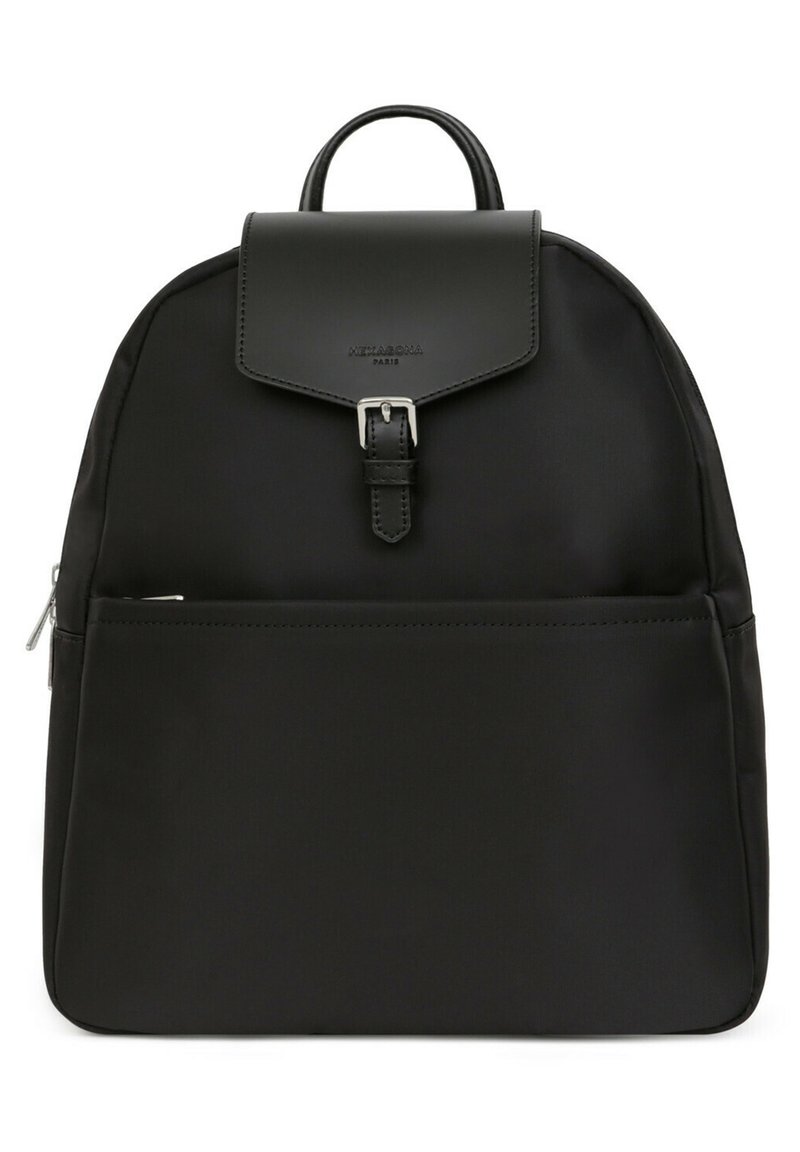 Zaino in nylon nero con una texture liscia, chiusura a pattina e tasca frontale con zip. Presenta una maniglia superiore e un design elegante.
