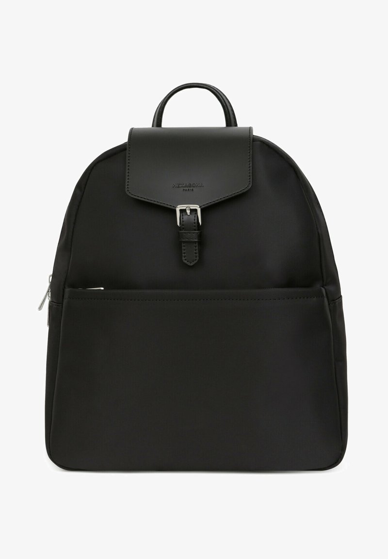 Czarny plecak z nylonu o gładkiej teksturze, z klapą zamykającą i przednią kieszenią na zamek. Posiada uchwyt na górze i elegancki wygląd.