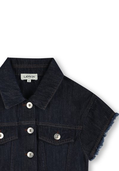 Donkerdenim overhemd met een kraag, korte mouwen, zilveren knopen en rafelige manchetten. Bevat twee borstzakken en contrasterende stiksels.