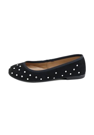 Bailarinas de ante negro con punta redondeada, que presentan un patrón de tachuelas plateadas en la parte superior y una suela de goma negra.
