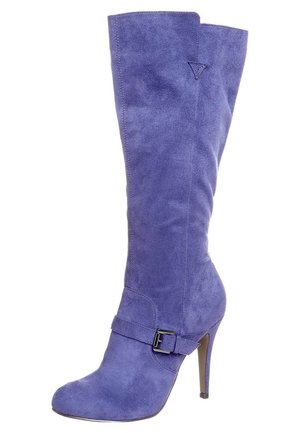 Lila kniehoher Damenstiefel aus Veloursleder mit spitz zulaufendem hohem Absatz und verstellbarem Schnallenriemen um den Knöchel.