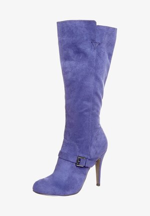 Bottes pour femmes en daim violet montant jusqu'au genou, avec un talon haut effilé et une sangle réglable à boucle autour de la cheville.