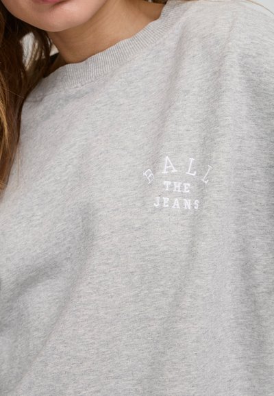 Felpa grigia in morbido tessuto, con collo a girocollo a coste e testo ricamato bianco che recita "BALL THE JEANS."
