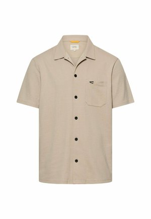 Beige kortærmet skjorte med knapper, krave, sorte knapper, struktureret stof og en lille logo på brystlommen.