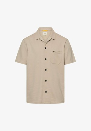 Beżowa koszula na krótki rękaw z kołnierzykiem, czarnymi guzikami, teksturowanym materiałem i małym logo na kieszeni na piersi.