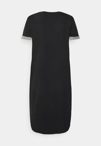 Svart klänning med korta ärmar, med silveraccentuerade fållar, en enkel rak passform och en rundad halsringning. Slät textur och enhetlig färg.