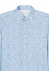 Himmelblaues Hemd mit Heringbone-Muster, spitzem Kragen und weißen Knöpfen. Aus einem strukturierten Stoff gefertigt.