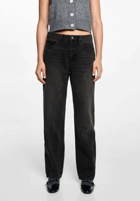 Vysoké čierne denimbové rifle so strihom rovného nohu, päť vreciek a jemnými prežíhanými detailami vpredu.