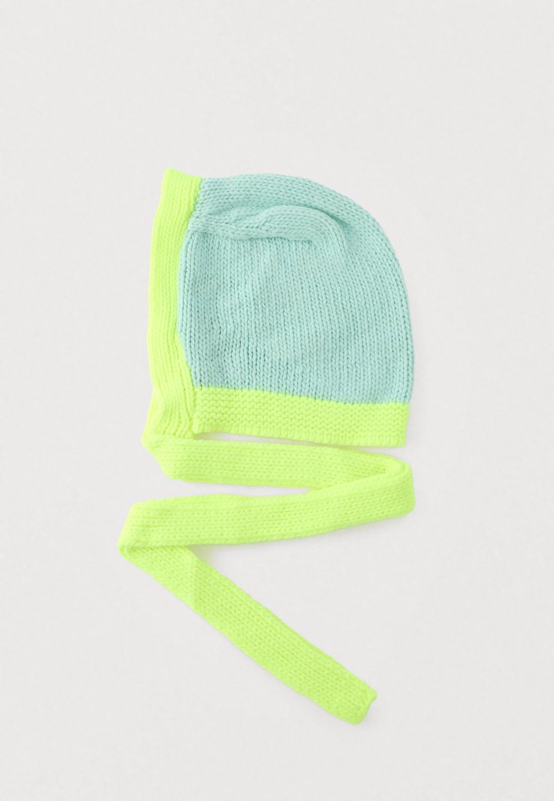 Πλεκτός σκούφος σε ανοιχτό μπλε και νέον πράσινο, με εφαρμοστή γραμμή, μακριά κορδόνια για στερέωση και ομαλή υφή με αντίθετες άκρες.