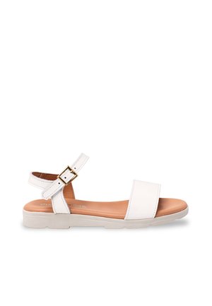 Hvid flad sandal med bred frontrem, ankelrem med guldlås og beige polstret sål.