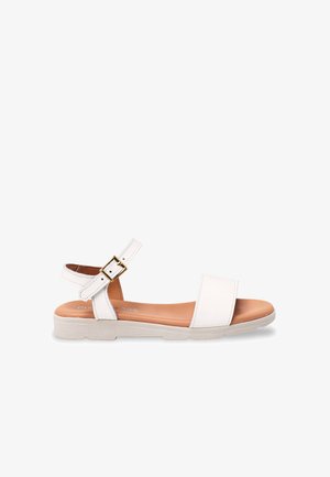 Sandalia plana blanca con una tira ancha en la parte delantera, tira en el tobillo con hebilla dorada y suela acolchada beige.
