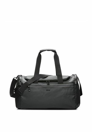 Czarna, prostokątna torba podróżna z przednią kieszenią na zamek, podwójnymi uchwytami do przenoszenia i regulowanym paskiem na ramię na białym tle.