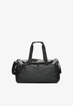 Czarna, prostokątna torba podróżna z przednią kieszenią na zamek, podwójnymi uchwytami do przenoszenia i regulowanym paskiem na ramię na białym tle.