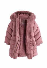 Abrigo de invierno acolchado en rosa empolvado con capucha con ribete de piel sintética, cremallera frontal y cierre de botones, y forro interior suave y texturizado.