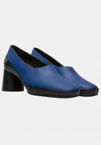 Chaussures à talons en cuir bleu avec un bout arrondi, un talon noir mat et une texture lisse ; design minimaliste sans motifs ni embellissements.