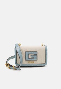 Kabelka Guess s tělem z béžové texturované látky, modrými koženými akcenty, zlatým kováním a výrazným modrým logem "G" na přední straně.