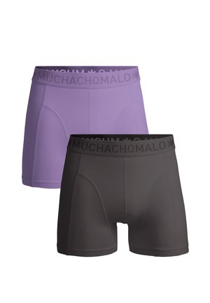 I boxer da uomo viola e neri presentano un tessuto morbido, bande elastiche in vita morbide con logo inciso e un design aderente per il massimo comfort.