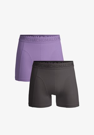 Lila és fekete boxeralsó sima anyagból készült, puha elasztikus derékpánttal, amelyen dombornyomott logó található, és kényelmes, testhezálló kialakítással rendelkezik.