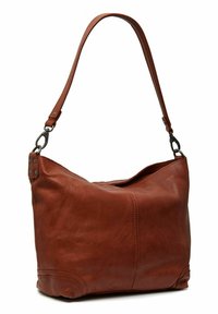 Ruskean nahkainen olkalaukku, jossa on kaareva muoto, teksturoitu pinta ja säädettävä hihna. Sivussa on metalliseoksia.
