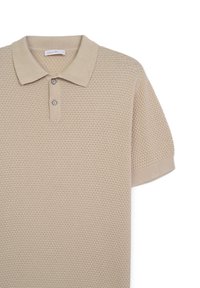 Beige gestricktes Poloshirt mit kurzen Ärmeln, strukturiertem Muster und zweiknöpfiger Leiste. Weiches Material mit einem Kragen und gerippten Manschetten.