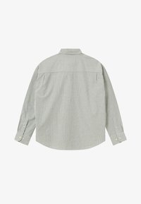 Langärmliges Hemd mit hellgrauen und weißen vertikalen Streifen, mit geknöpften Manschetten und einem klassischen Kragen, von hinten auf weißem Hintergrund gezeigt.