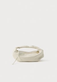 Borsa in pelle color crema, dalla texture morbida, forma curvilinea, chiusura a zip sulla parte superiore, con una maniglia corta per un facile trasporto.