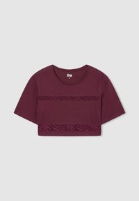 Burgundowa obcisła koszulka z krótkim rękawem, z teksturowanym wzorem w paski zebry na piersi i okrągłym dekoltem.