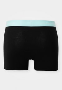 Zwarte heren boxershorts met een lichtblauwe Calvin Klein logo tailleband, met een gladde textuur en een snit tot halverwege de dij.