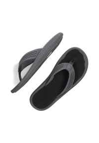 Grijze flip-flops met een getextureerde voetbed en geperforeerde straps voor ademend vermogen, met een rubberen zool en gevormde randen.