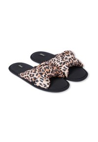 Pantofole nere senza lacci con grandi fiocchi in tessuto a stampa leopardata sulla parte superiore, suole morbide e imbottite, mostrate su sfondo bianco.