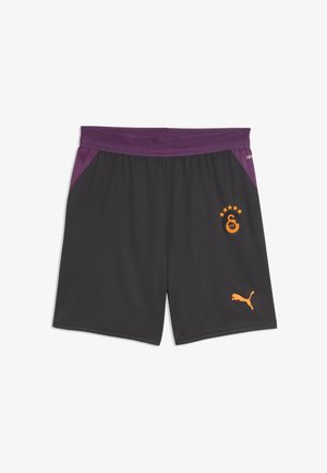 Sorte atletikshorts med lilla linning og sider, med orange Puma-logo og femstjernet emblem.