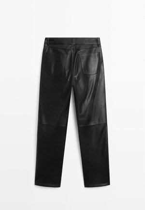 Zwarte leren broek met rechte pijpen, voorzien van achterzakken en zichtbare naaddetails rond de knieën, plat weergegeven tegen een witte achtergrond.