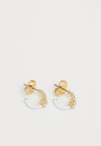 Orecchini dorati con accenti bianchi curvi e decorazioni in pietre preziose trasparenti. Presentano un retro a perno per una vestibilità sicura.