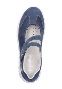 Chaussure en daim bleu avec deux sangles ajustables, bout ouvert, semelle intérieure perforée et semelle en caoutchouc blanche; présente des coutures contrastées et un logo floral.