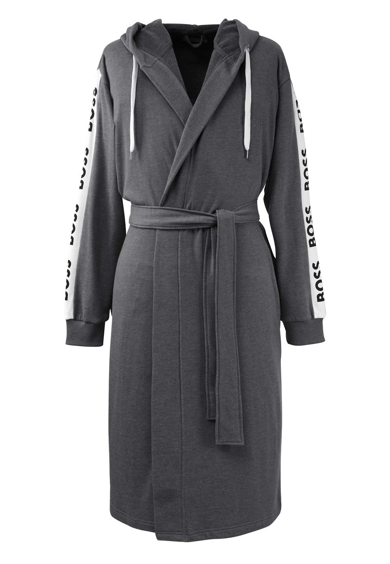 Robe grigia con cappuccio e maniche lunghe. Presenta lacci bianchi e accenti bianchi con la scritta "BOSS" stampata in nero lungo le maniche. Cintura regolabile.
