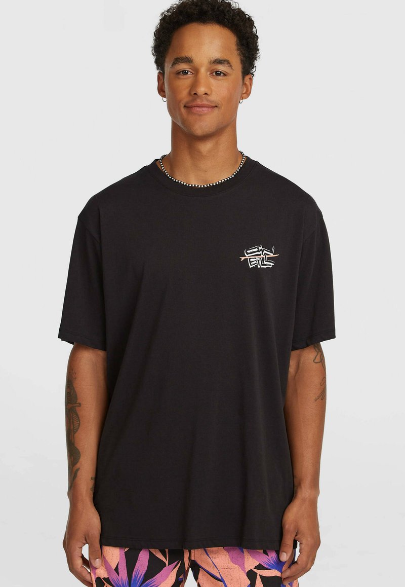 T-shirt en coton noir à manches courtes, avec un petit motif graphique sur la poitrine gauche, coupe décontractée et col rond.