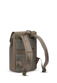Rugzak met een gestructureerde vorm, gemaakt van geweven stof in een gedempte taupe kleur. Voorzien van gevoerde schouderbanden en een externe meshzak.