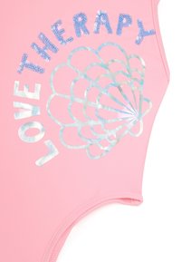 Maillot de bain une pièce rose avec un texte en sequins métalliques argentés et bleus qui dit "LOVE THERAPY", accompagné d'un design graphique de coquillage.